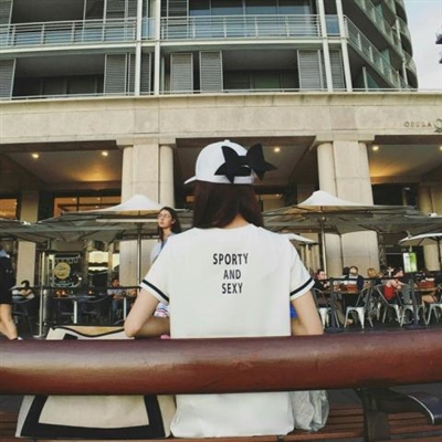 高清时尚的女生背影qq头像图片(18张)