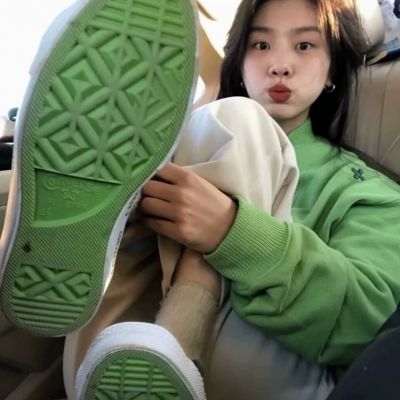 最热门绿色系女生头像(精选20张)