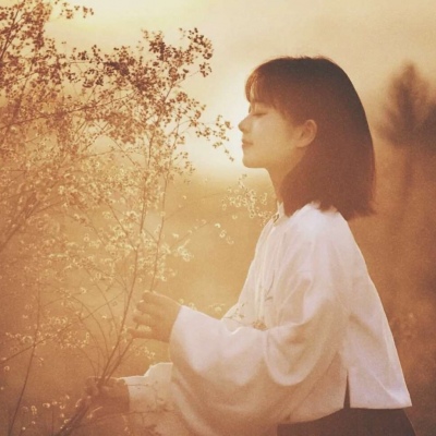 高清好看的意境伤感头像女生图片(28张)