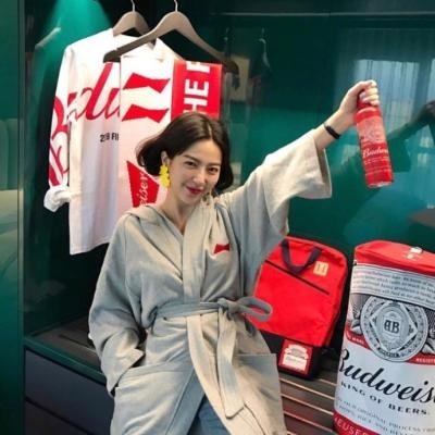 街头背景的女生头像(共16张)