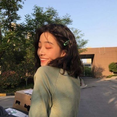 街头背景的女生头像(共16张)