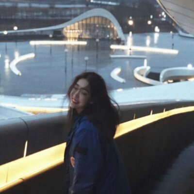 街头背景的女生头像(共16张)