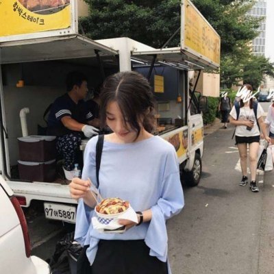 街头背景的女生头像(共16张)