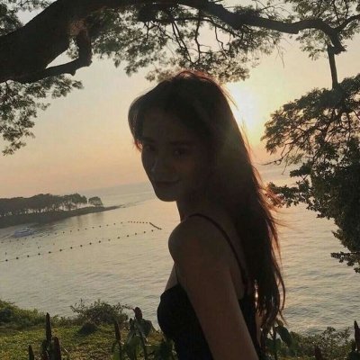 街头背景的女生头像(共16张)