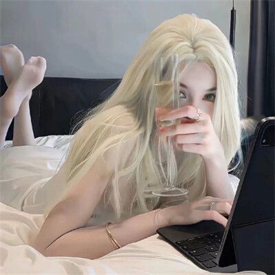 2023简单大方有气质女生微信头像(共22张)