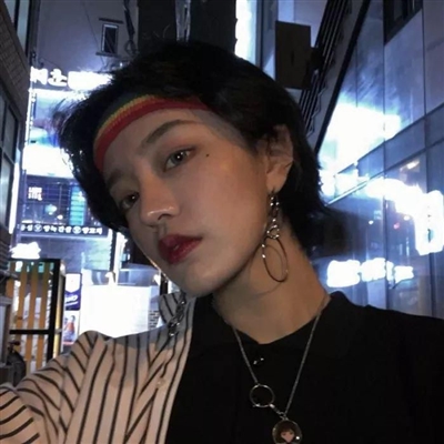 酷酷的伤感女头像(16张)