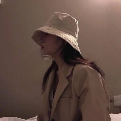 高清好看的时尚气质女生戴帽子头像图片(20张)