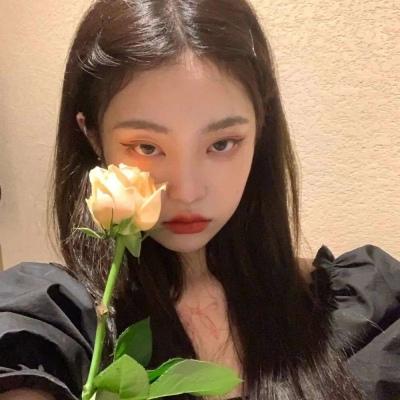 既惊艳又耐看的女生头像(精选24张)