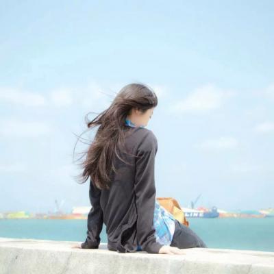 qq头像海边唯美背影女生图片(优选18张)