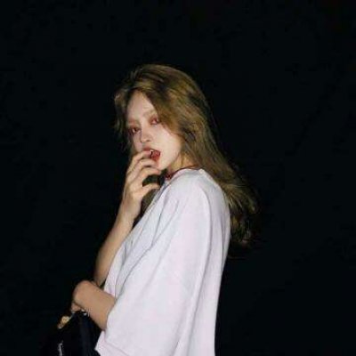 qq头像女生伤感孤独头像图片(精选22张)