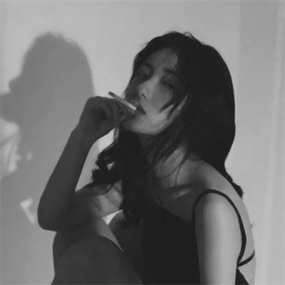 头像女黑白伤感真人图片(共22张)