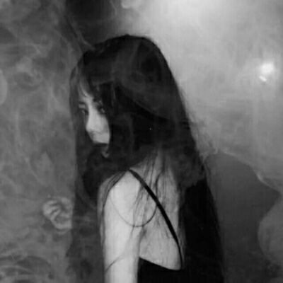 头像女黑白伤感真人图片(共22张)