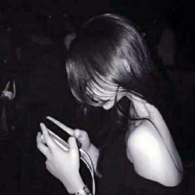 头像女黑白伤感真人图片(共22张)