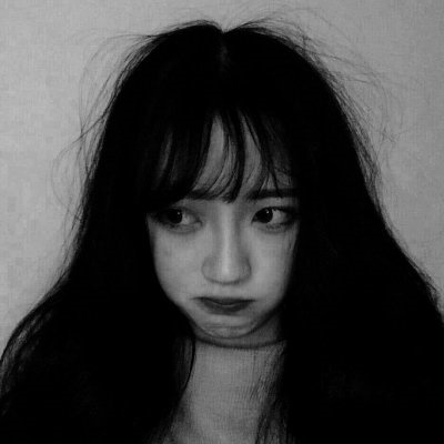 头像女黑白伤感真人图片(共22张)