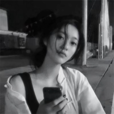 头像女黑白伤感真人图片(共22张)