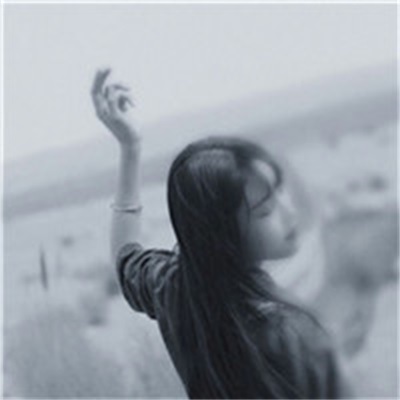 头像女黑白伤感真人图片(共22张)