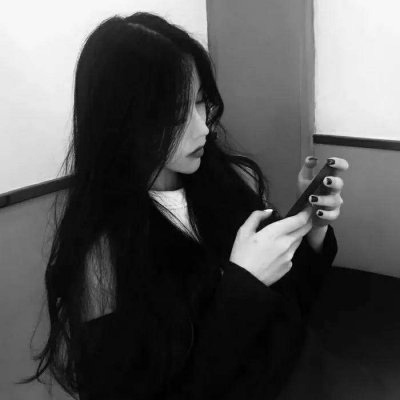 头像女黑白伤感真人图片(共22张)