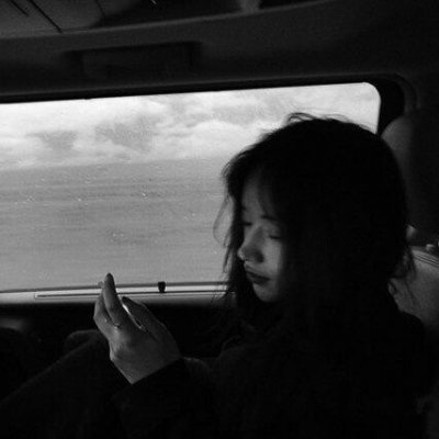 头像女黑白伤感真人图片(共22张)