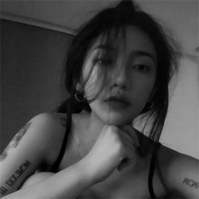 头像女黑白伤感真人图片(共22张)