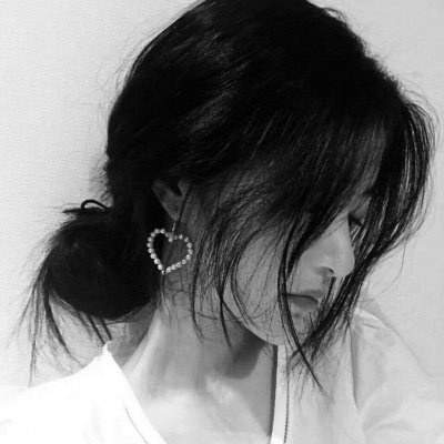 头像女黑白伤感真人图片(共22张)