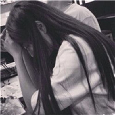 头像女黑白伤感真人图片(共22张)