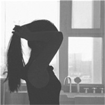 头像女黑白伤感真人图片(共22张)