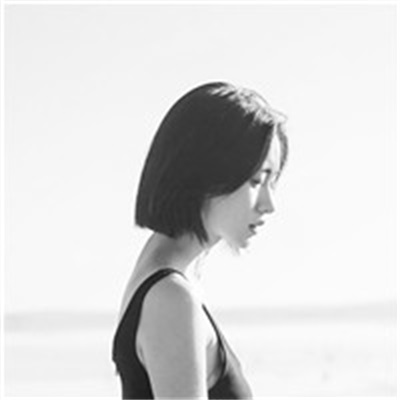 头像女黑白伤感真人图片(共22张)