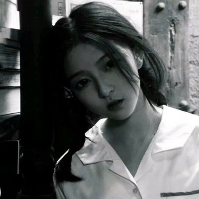 头像女黑白伤感真人图片(共22张)