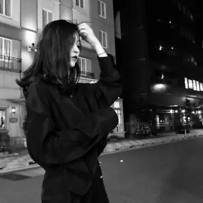 头像女黑白伤感真人图片(共22张)