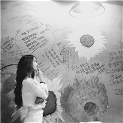 头像女黑白伤感真人图片(共22张)