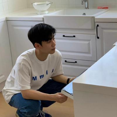 2023头像男生帅气潮流高清图片(共24张)