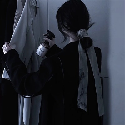 高清好看的高冷女生头像霸气黑色系图片(18张)