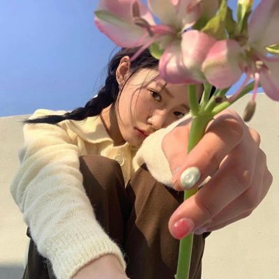 浪漫氛围女生头像真人高清图片(共16张)