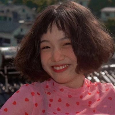 浪漫氛围女生头像真人高清图片(共16张)