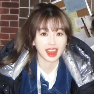 浪漫氛围女生头像真人高清图片(共16张)