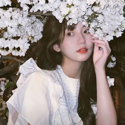 浪漫氛围女生头像真人高清图片(共16张)