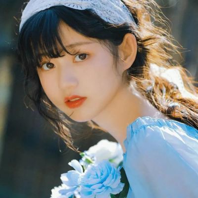 2023很好看手捧鲜花的美女头像合集(18张)