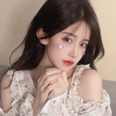 2023很好看手捧鲜花的美女头像合集(18张)