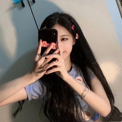 2023很好看手捧鲜花的美女头像合集(18张)