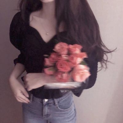 2023很好看手捧鲜花的美女头像合集(18张)