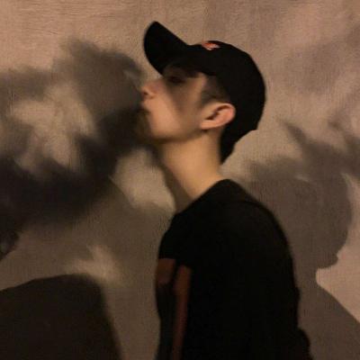 很丧很抑郁的男头像真人(精选18张)