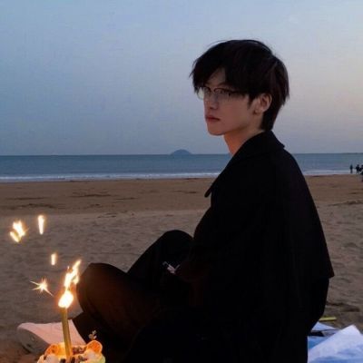 帅到炸裂的氛围感男生好看头像(共18张)