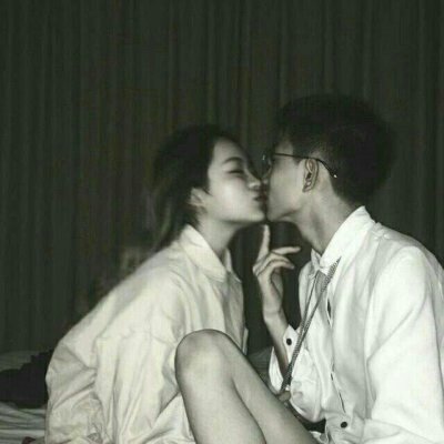 情侣拥抱在一起超级甜的头像图片大全(优选20张)