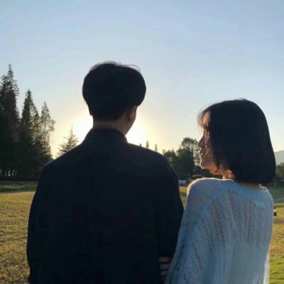 拥抱在一起的情侣头像图片(精选18张)