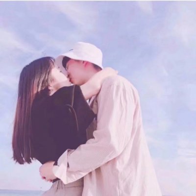 拥抱在一起的情侣头像图片(精选18张)