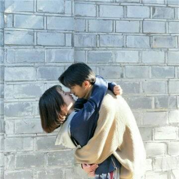 拥抱在一起的情侣头像图片(精选18张)