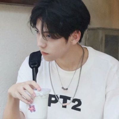 最近比较火的男生头像图片(共18张)