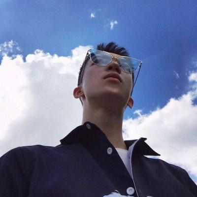 最近比较火的男生头像图片(共18张)