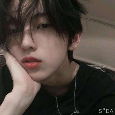 最近比较火的男生头像图片(共18张)