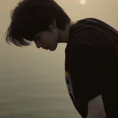 帅气伤感的男生侧脸头像图片大全(精选18张)